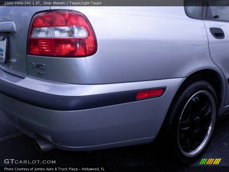 Silver Metallic / Taupe/Light Taupe 2002 Volvo S40 1.9T