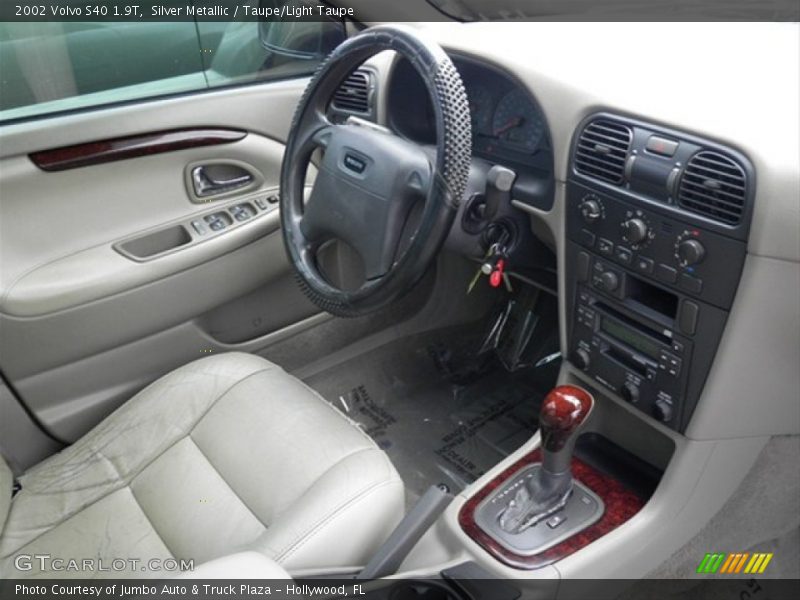 Silver Metallic / Taupe/Light Taupe 2002 Volvo S40 1.9T