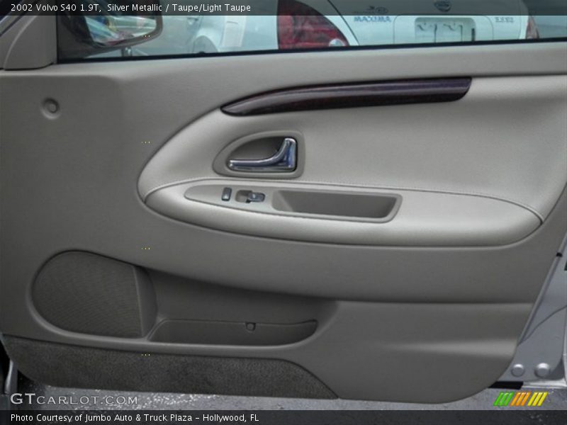 Silver Metallic / Taupe/Light Taupe 2002 Volvo S40 1.9T