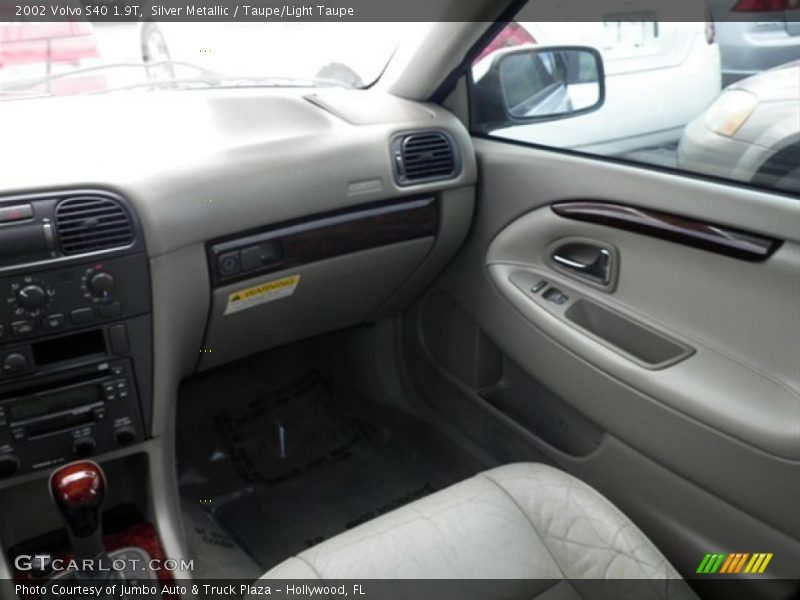 Silver Metallic / Taupe/Light Taupe 2002 Volvo S40 1.9T