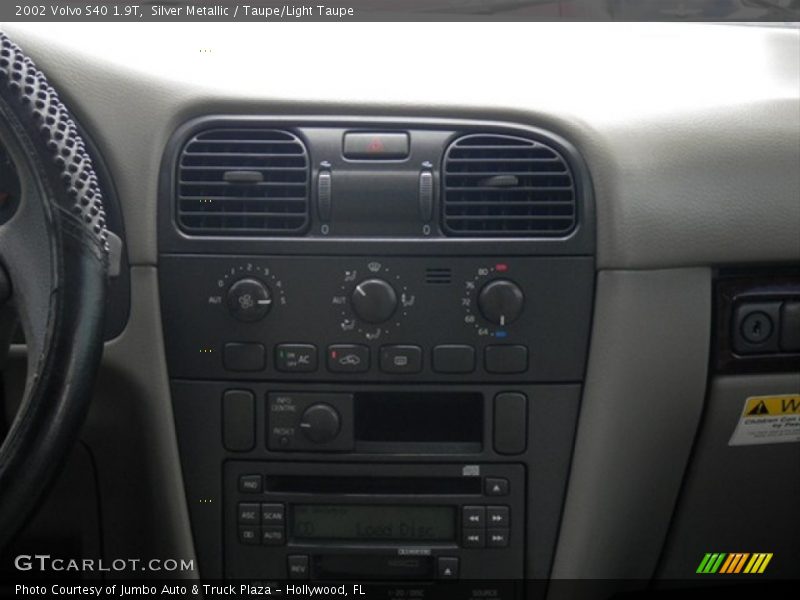 Silver Metallic / Taupe/Light Taupe 2002 Volvo S40 1.9T