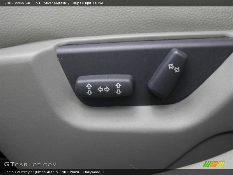 Silver Metallic / Taupe/Light Taupe 2002 Volvo S40 1.9T