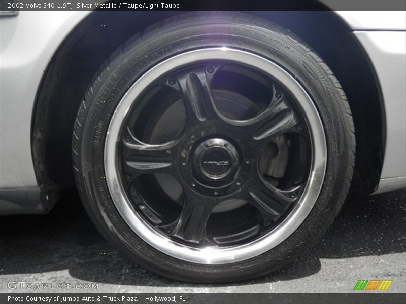 Silver Metallic / Taupe/Light Taupe 2002 Volvo S40 1.9T