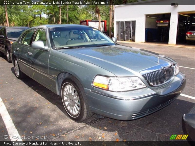 Light Tundra Metallic / Light Parchment 2004 Lincoln Town Car Signature