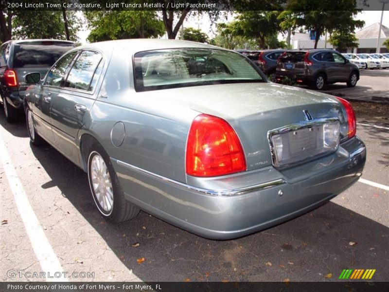 Light Tundra Metallic / Light Parchment 2004 Lincoln Town Car Signature