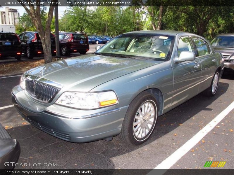 Light Tundra Metallic / Light Parchment 2004 Lincoln Town Car Signature