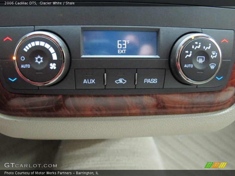 Glacier White / Shale 2006 Cadillac DTS