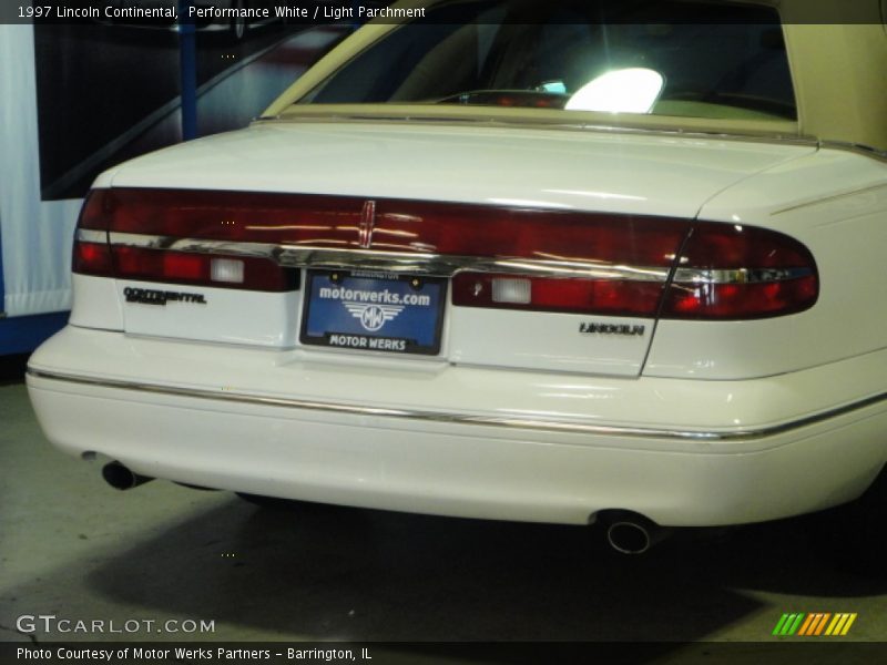 Performance White / Light Parchment 1997 Lincoln Continental