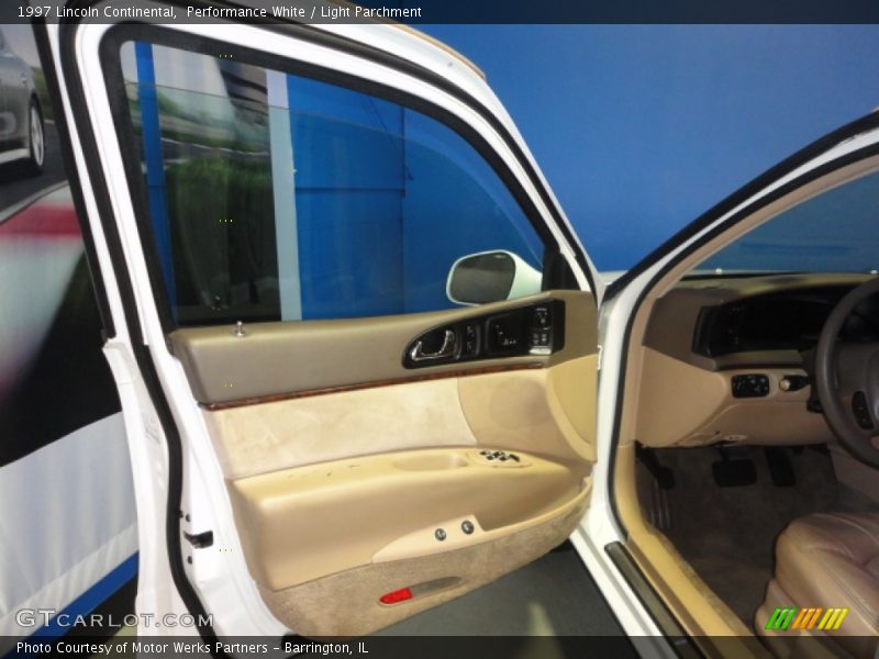 Performance White / Light Parchment 1997 Lincoln Continental