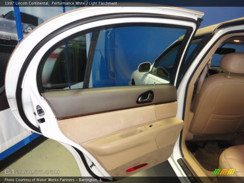Performance White / Light Parchment 1997 Lincoln Continental