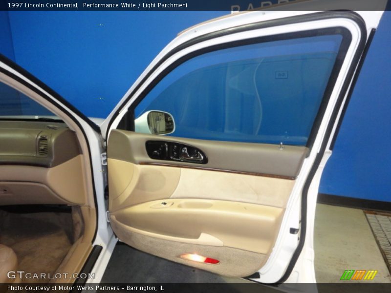 Performance White / Light Parchment 1997 Lincoln Continental