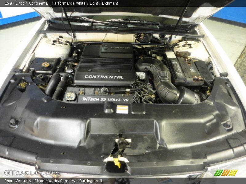 Performance White / Light Parchment 1997 Lincoln Continental