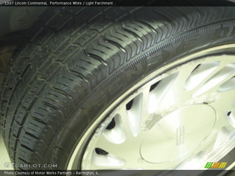 Performance White / Light Parchment 1997 Lincoln Continental