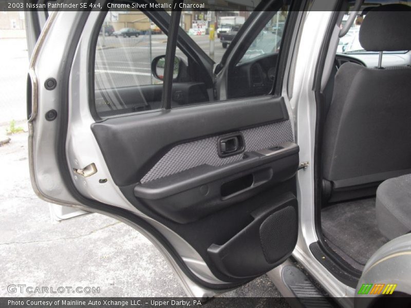 Chrome Silver Metallic / Charcoal 2003 Nissan Pathfinder SE 4x4