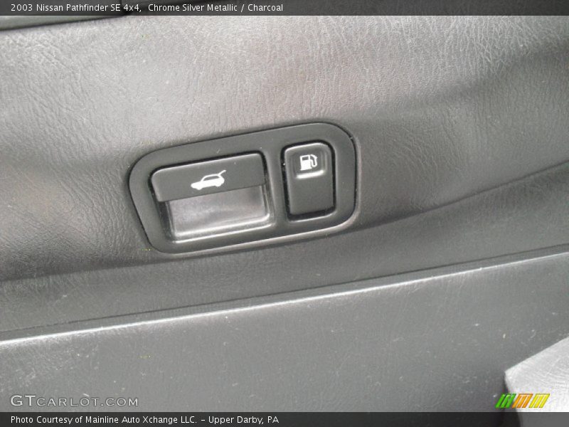 Chrome Silver Metallic / Charcoal 2003 Nissan Pathfinder SE 4x4