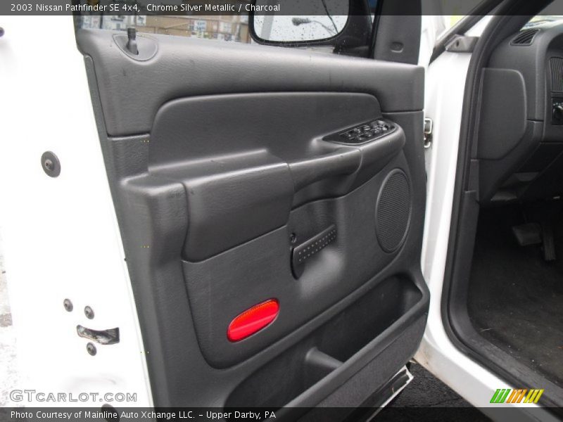 Chrome Silver Metallic / Charcoal 2003 Nissan Pathfinder SE 4x4