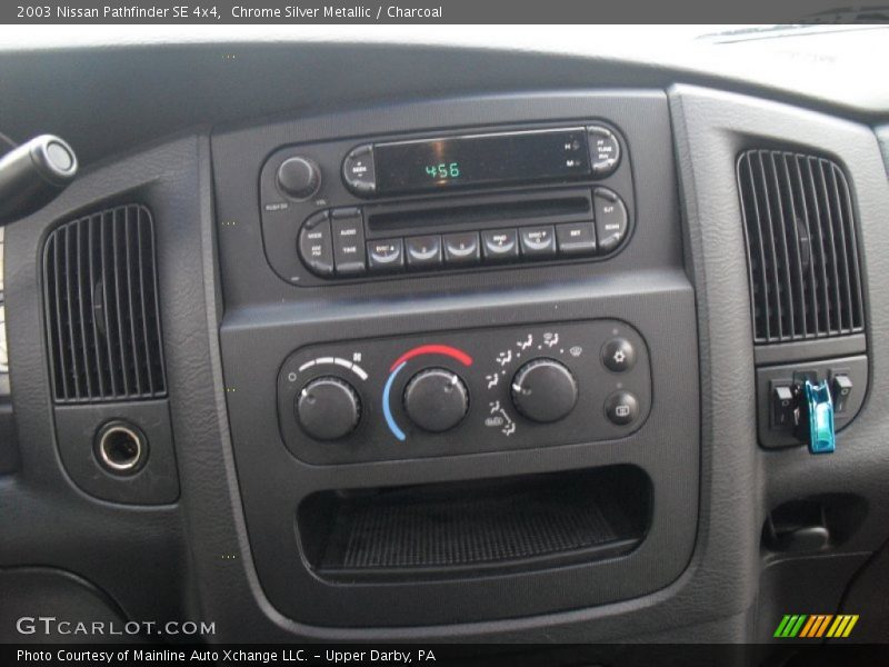 Chrome Silver Metallic / Charcoal 2003 Nissan Pathfinder SE 4x4
