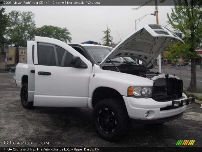Chrome Silver Metallic / Charcoal 2003 Nissan Pathfinder SE 4x4