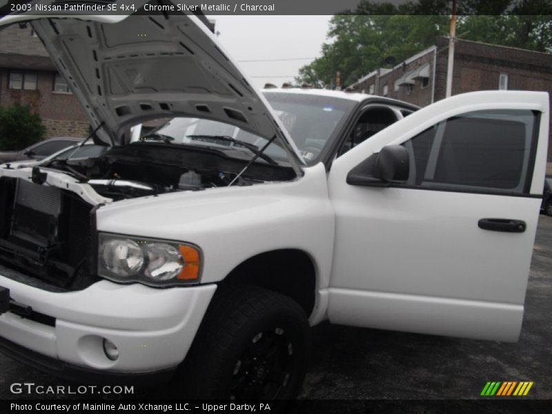 Chrome Silver Metallic / Charcoal 2003 Nissan Pathfinder SE 4x4