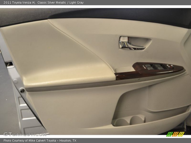 Classic Silver Metallic / Light Gray 2011 Toyota Venza I4