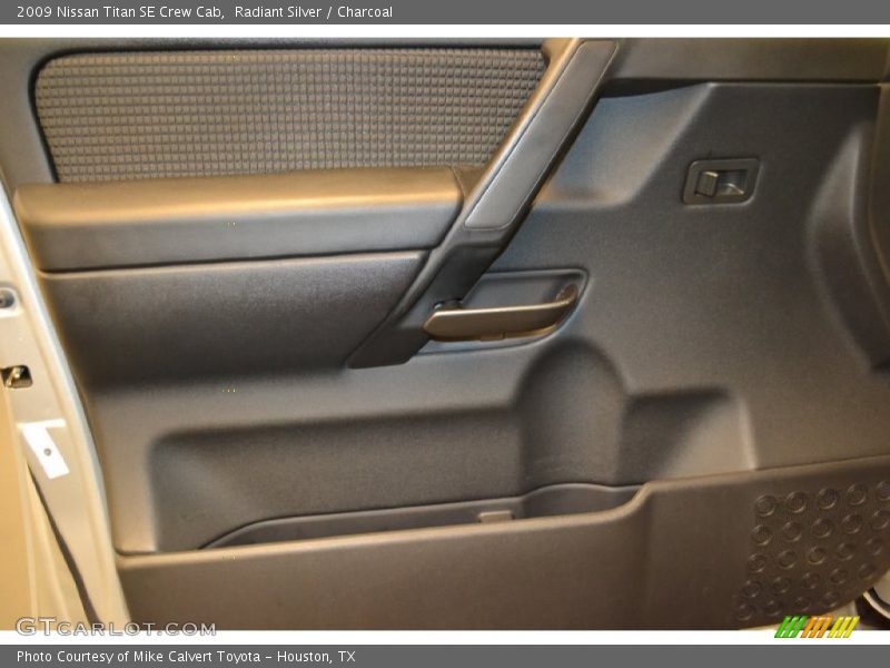 Radiant Silver / Charcoal 2009 Nissan Titan SE Crew Cab