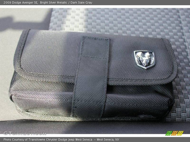 Bright Silver Metallic / Dark Slate Gray 2009 Dodge Avenger SE