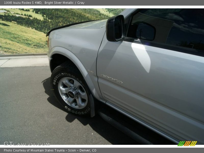Bright Silver Metallic / Gray 1998 Isuzu Rodeo S 4WD