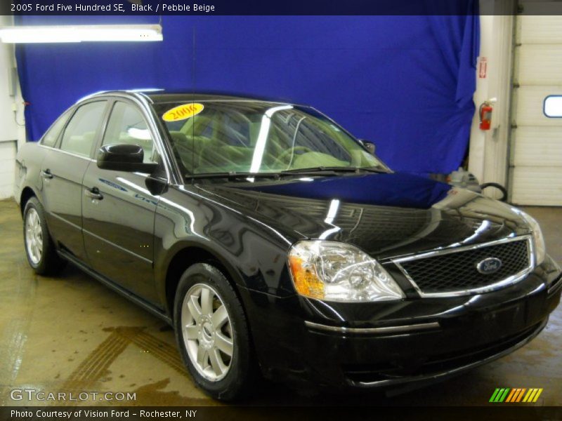 Black / Pebble Beige 2005 Ford Five Hundred SE