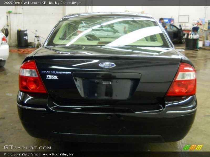 Black / Pebble Beige 2005 Ford Five Hundred SE