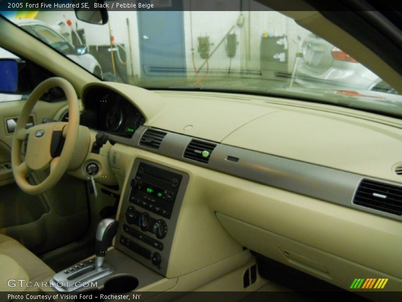 Black / Pebble Beige 2005 Ford Five Hundred SE
