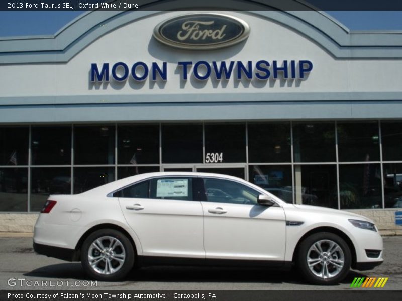 Oxford White / Dune 2013 Ford Taurus SEL