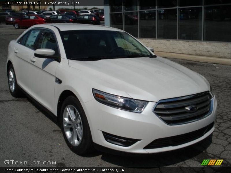 Oxford White / Dune 2013 Ford Taurus SEL