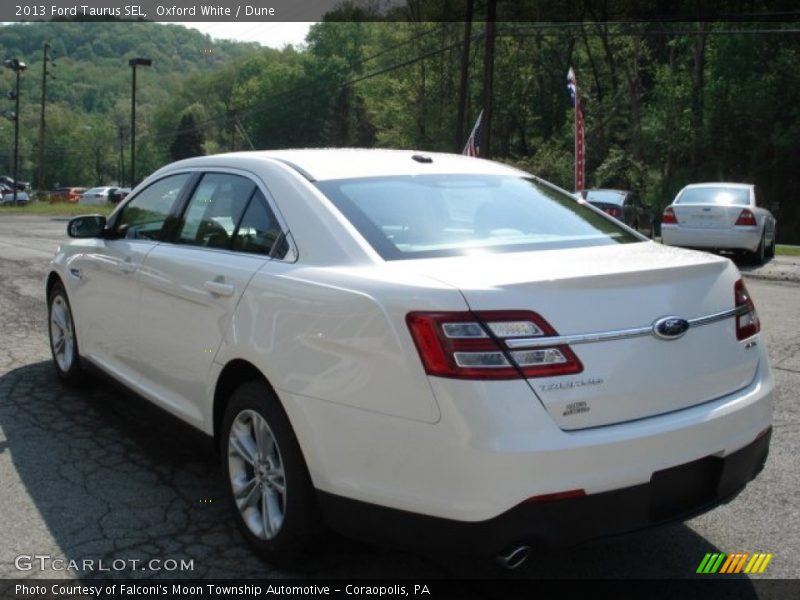 Oxford White / Dune 2013 Ford Taurus SEL