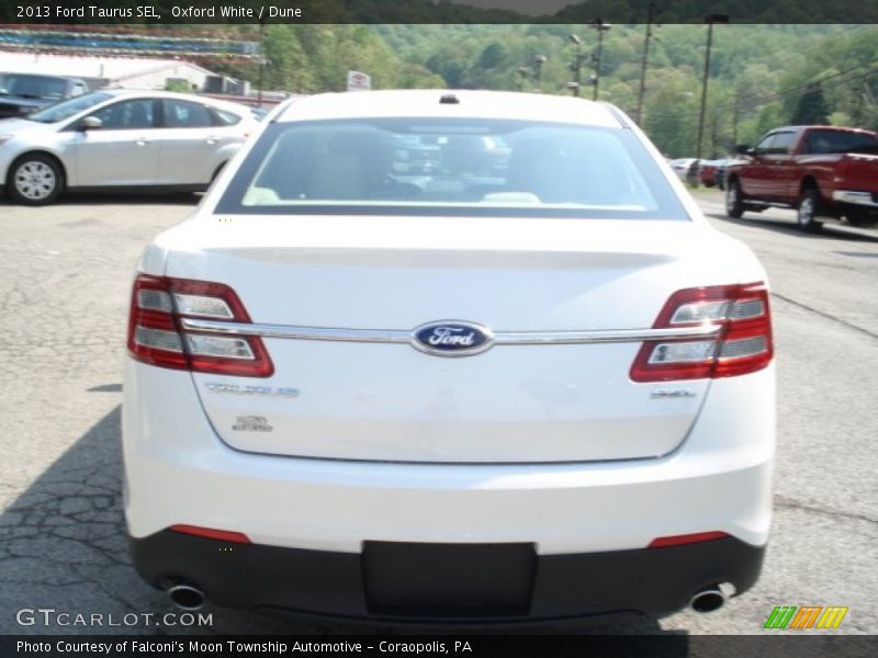 Oxford White / Dune 2013 Ford Taurus SEL