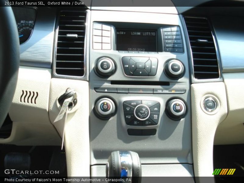 Oxford White / Dune 2013 Ford Taurus SEL