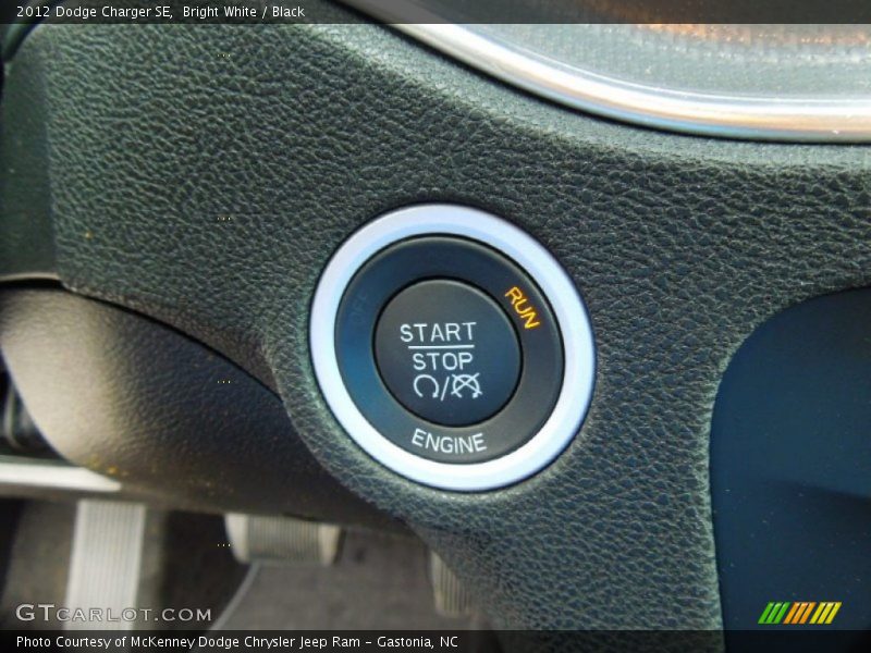 Bright White / Black 2012 Dodge Charger SE