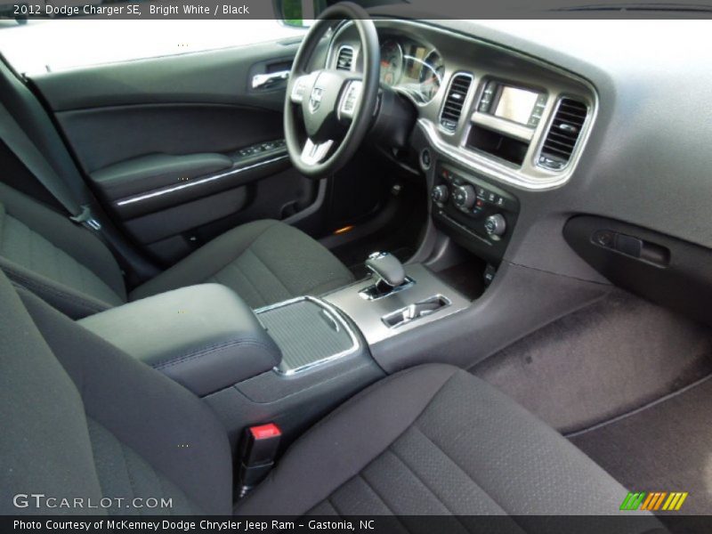 Bright White / Black 2012 Dodge Charger SE