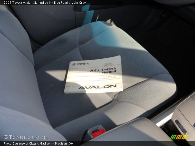 Indigo Ink Blue Pearl / Light Gray 2005 Toyota Avalon XL