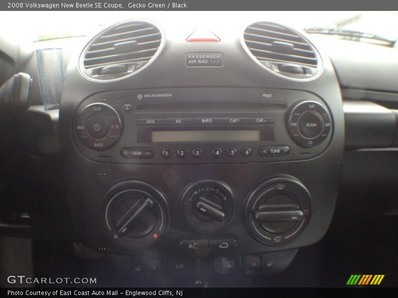 Gecko Green / Black 2008 Volkswagen New Beetle SE Coupe