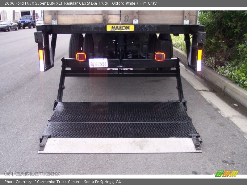 Oxford White / Flint Gray 2006 Ford F650 Super Duty XLT Regular Cab Stake Truck