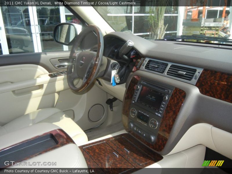 White Diamond Tintcoat / Cocoa/Light Cashmere 2011 GMC Yukon XL Denali