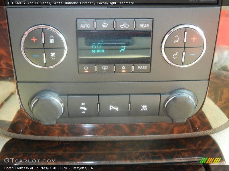 White Diamond Tintcoat / Cocoa/Light Cashmere 2011 GMC Yukon XL Denali