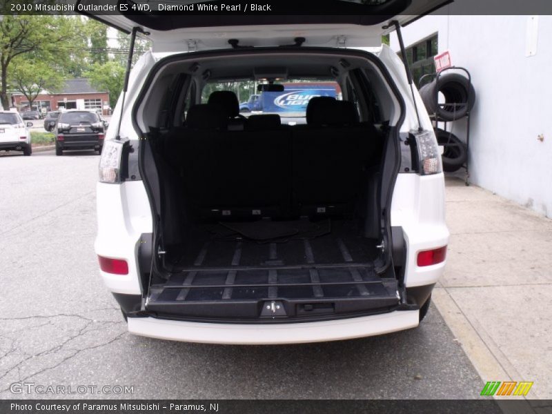 Diamond White Pearl / Black 2010 Mitsubishi Outlander ES 4WD