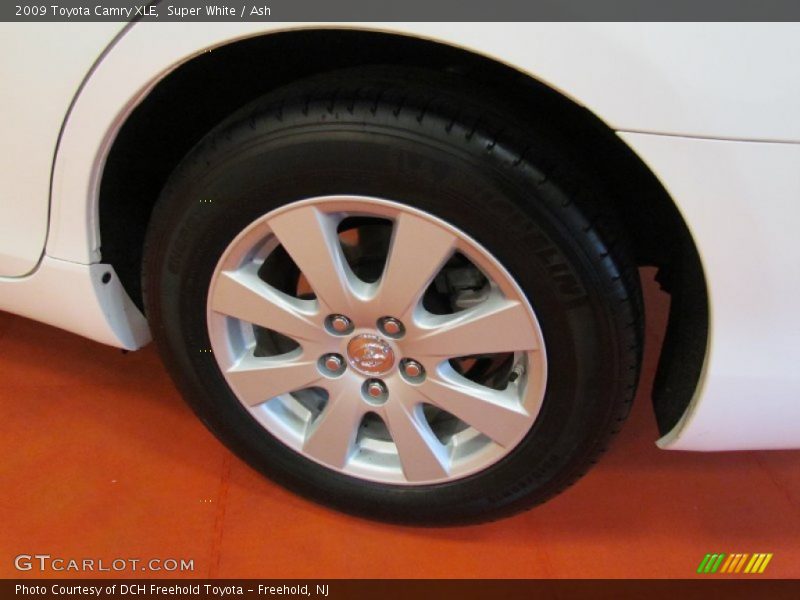 Super White / Ash 2009 Toyota Camry XLE