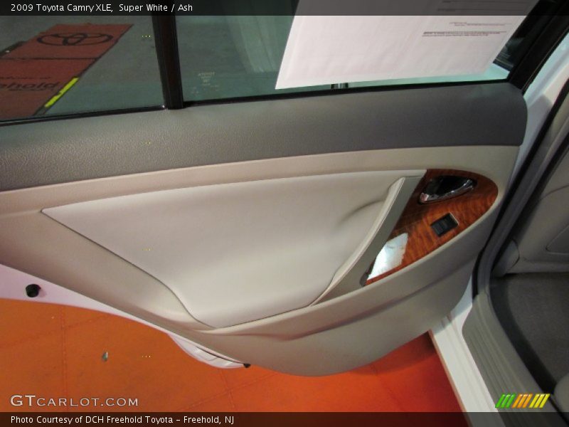 Super White / Ash 2009 Toyota Camry XLE
