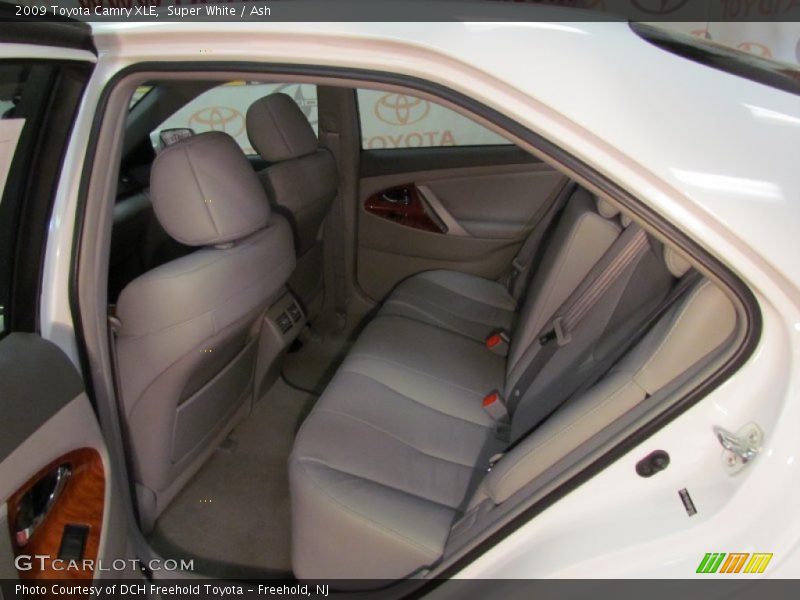 Super White / Ash 2009 Toyota Camry XLE