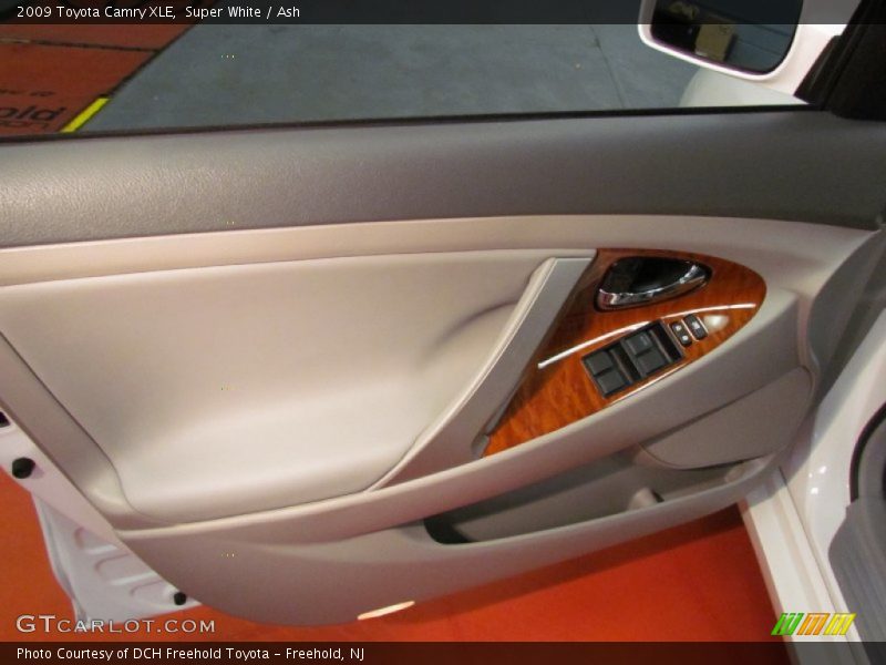 Super White / Ash 2009 Toyota Camry XLE