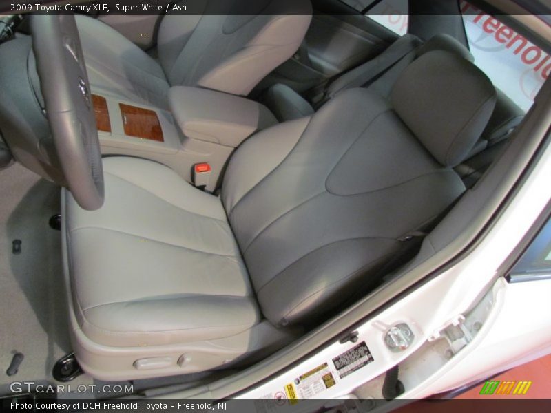 Super White / Ash 2009 Toyota Camry XLE