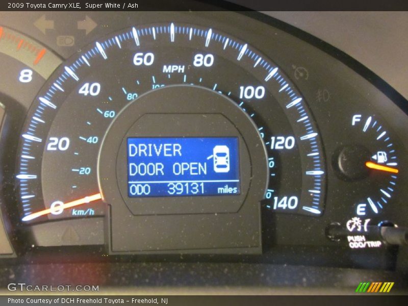 Super White / Ash 2009 Toyota Camry XLE