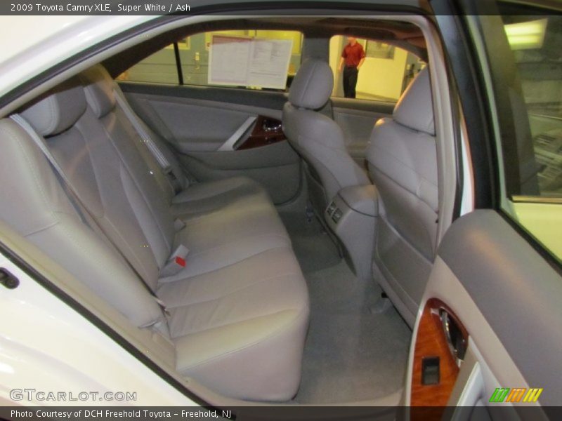 Super White / Ash 2009 Toyota Camry XLE